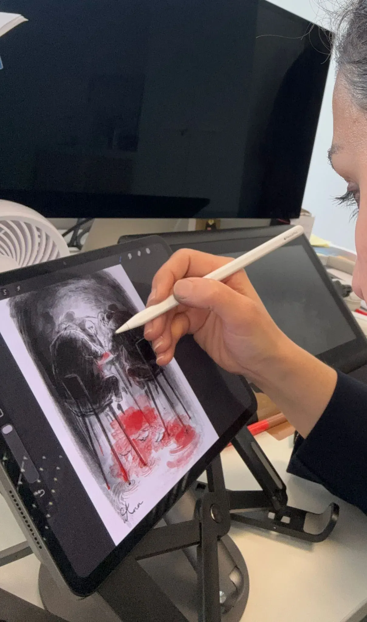 Sana Hosseinpour dessinant sur tablette lors d'un cours